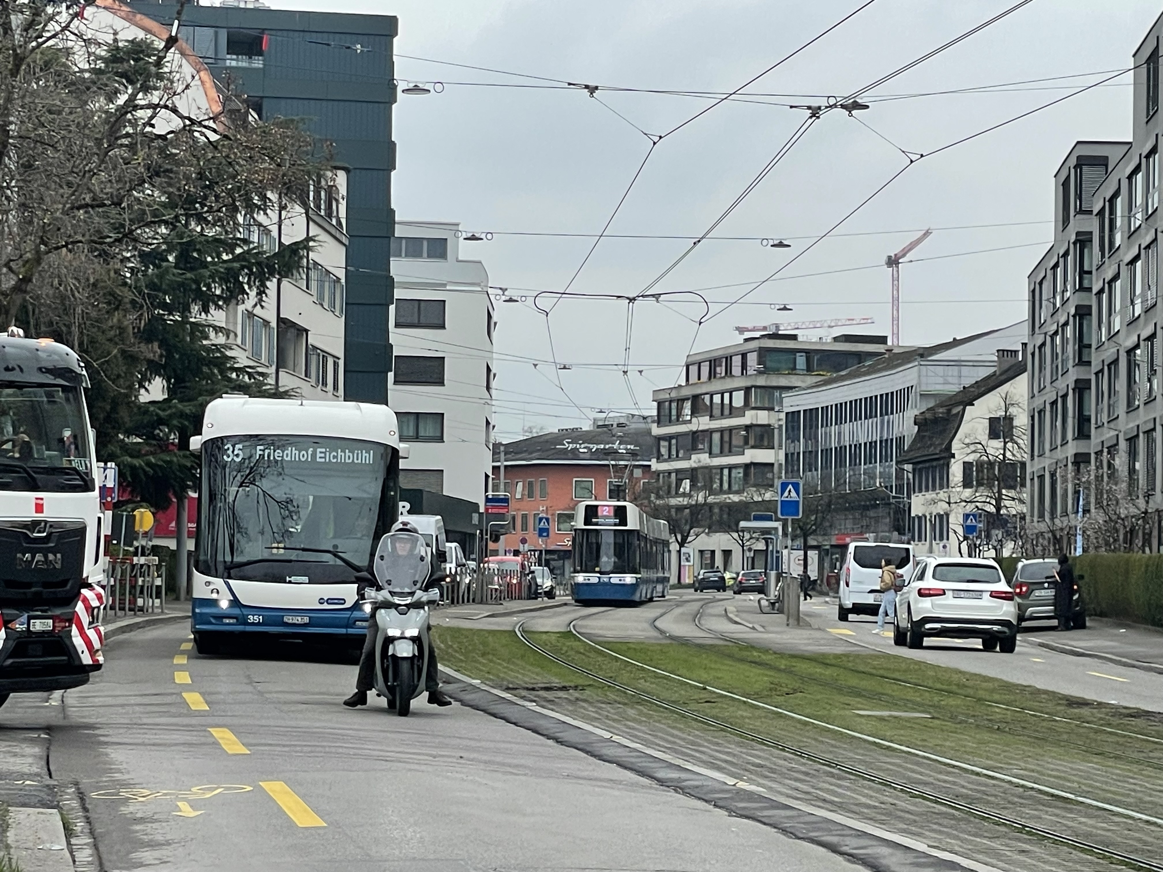 Pressebild: Halt der Linie 35 an der Bachmattstrasse
